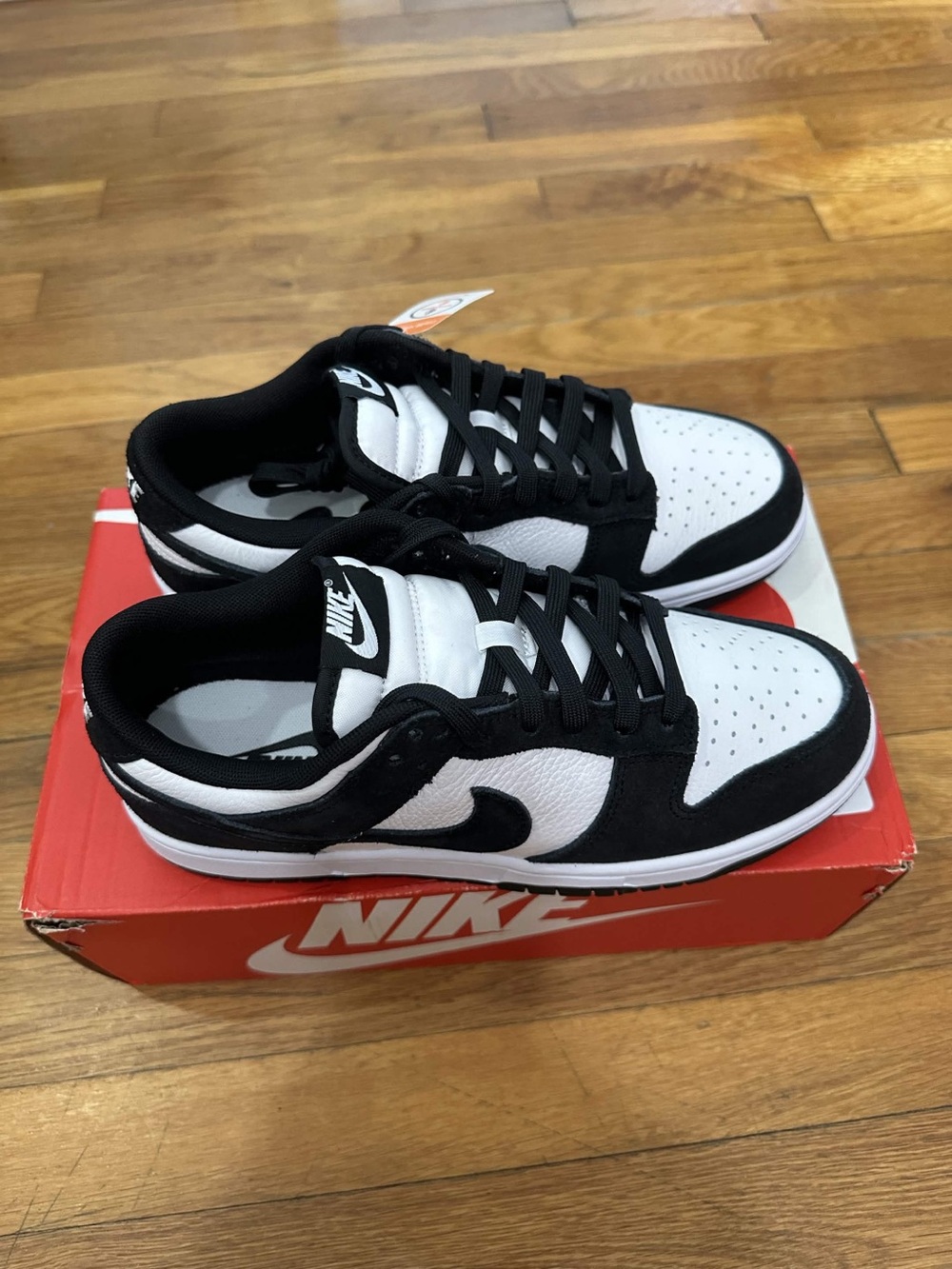 *Slightly Used* Nike Dunk Low Men Suede White Black (DQ8249-100) Size 8